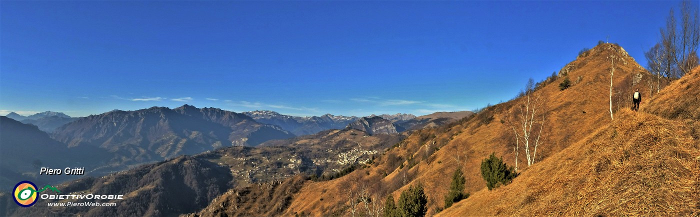 21 Vista panoramica verso la cima del Gioco e verso le Orobie di Val Brembana.jpg